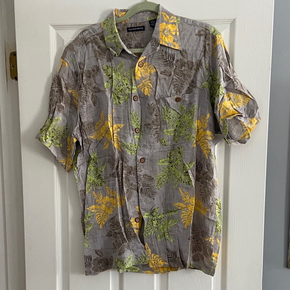 Men’s tropical casual button down L
Beautiful print